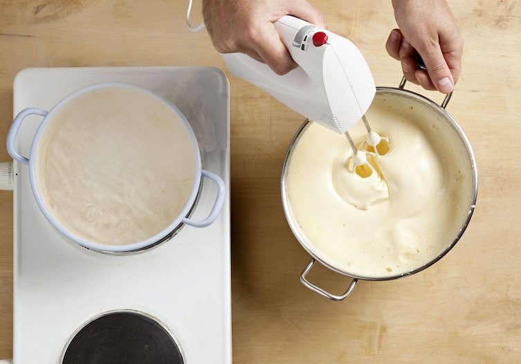 Erdbeer-Roulade, Mixer, Teig, Kochtopf