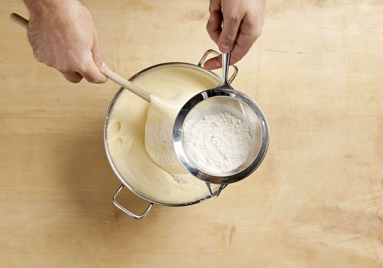 Erdbeer-Roulade, Sieb, Mehl, Teig