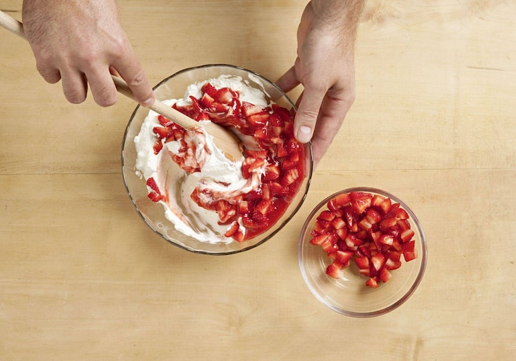 Erdbeer-Roulade, Erdbeerwürfel, Erdbeerpüree