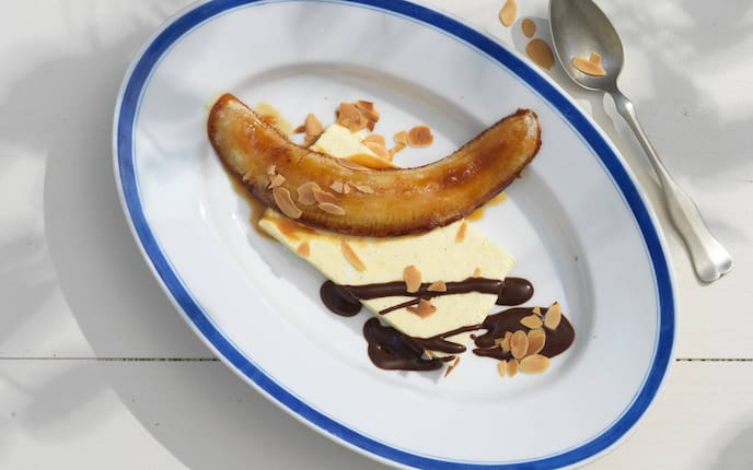 Bananensplit, Eis, Schokoladensauce, Löffel, Mandelblättchen