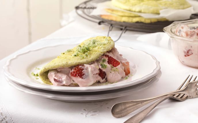 Basilikum-Omelettes mit Obers-Erdbeeren, Gedeck, Staubzucker, Tischdecke