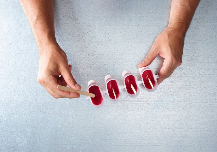 Holzstiele, Eisförmchen, Kapstachelbeerpüree, Himbeerpüree