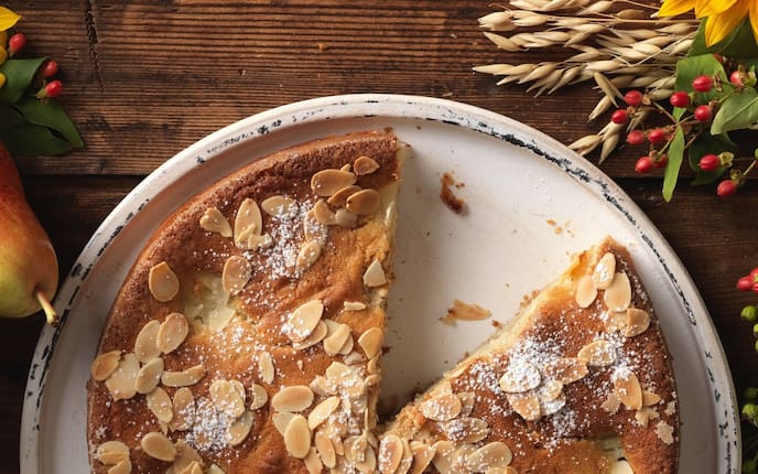 Birnenkuchen, Mandelblättchen, Staubzucker, Birne