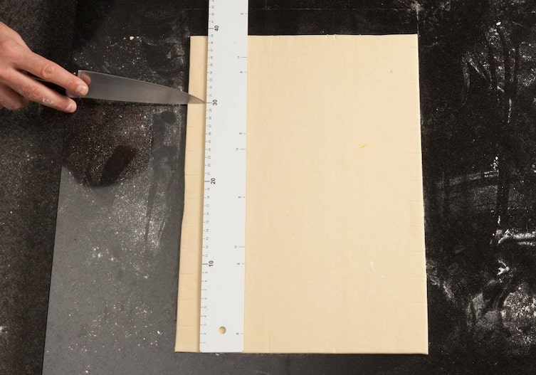 Blätterteigstrudel, Pflaumen, Blätterteig, Lineal, Messer