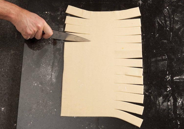 Blätterteigstrudel, Pflaumen, Blätterteig, Messer, Hand