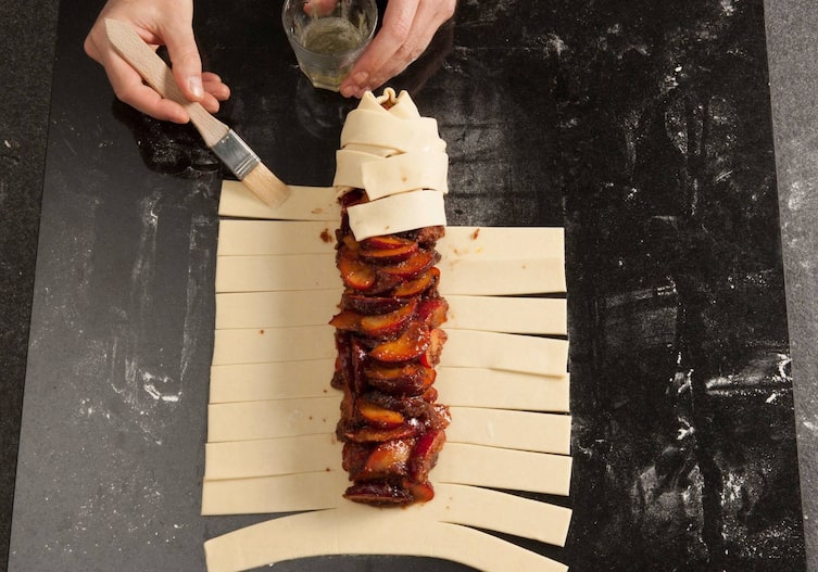 Blätterteigstrudel, Pflaumen, Blätterteig, Pflaumen, Pinsel, Dotter, Milch