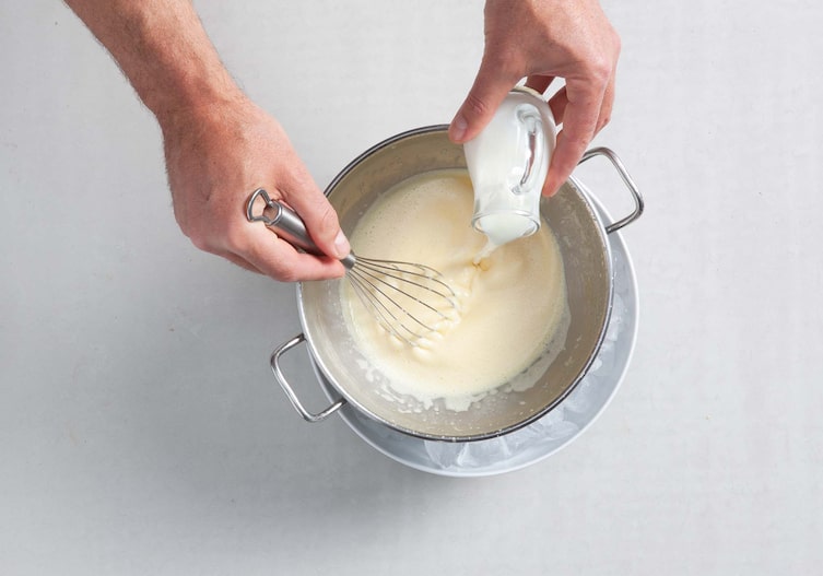 Blüteneis mit heißen Himbeeren, Buttermilch, Creme, Schneebesen