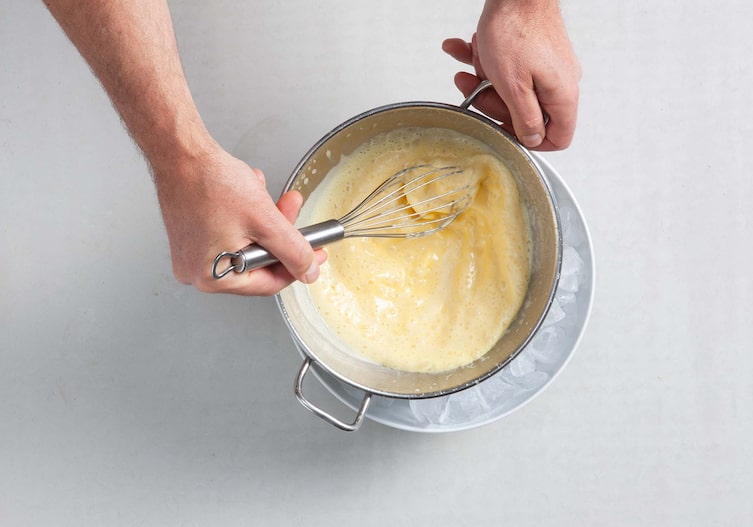 Blüteneis mit heißen Himbeeren, Schneebesen, Blütencreme