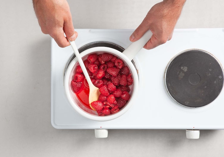 Blüteneis mit heißen Himbeeren, Topf, Herdplatte