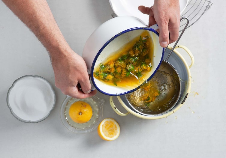 Blüteneis mit heißen Himbeeren, Sieb, Zitrone, Topf, Sirup