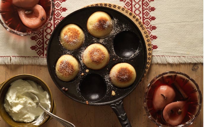 Böhmische Liwanzen, Pfanne, Mehlspeise, Birnenkompott, Topfen, Tischdecke