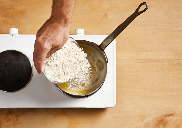 Mehl, Topf, Holztisch