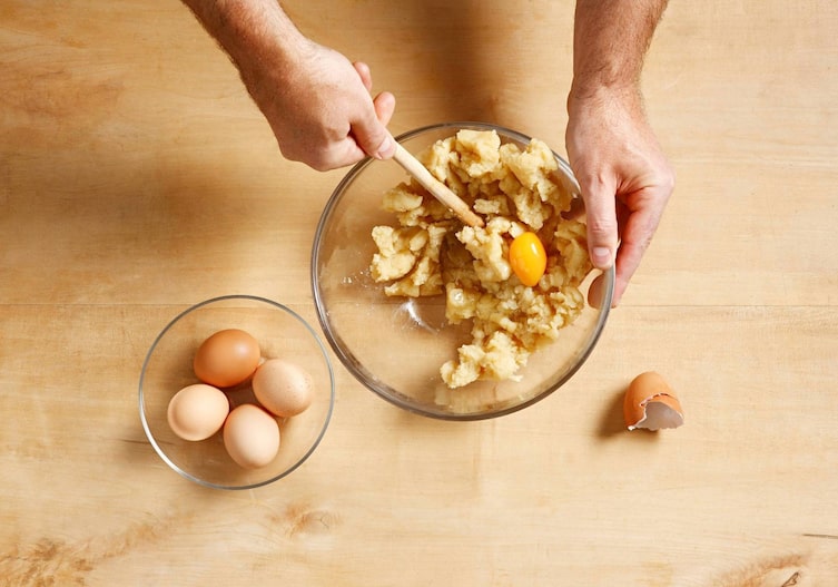 Eier, Teig, Holzlöffel, Holztisch