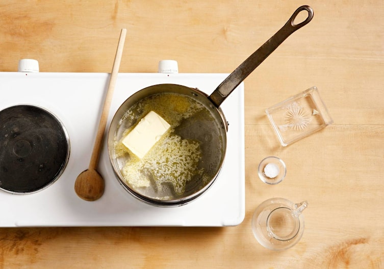 Butter, Topf, Holzlöffel, Holztisch