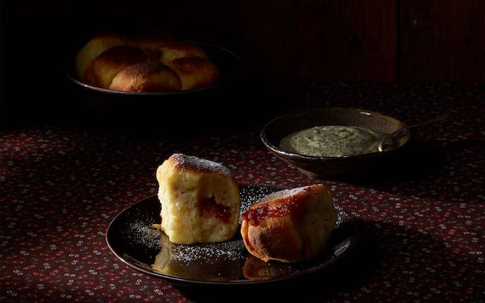 Buchteln mit Mohnsauce, Hagebuttenmarmelade, Staubzucker, Obers, Tischdecke, Dessertteller, Nachspeise, Servus Rezept