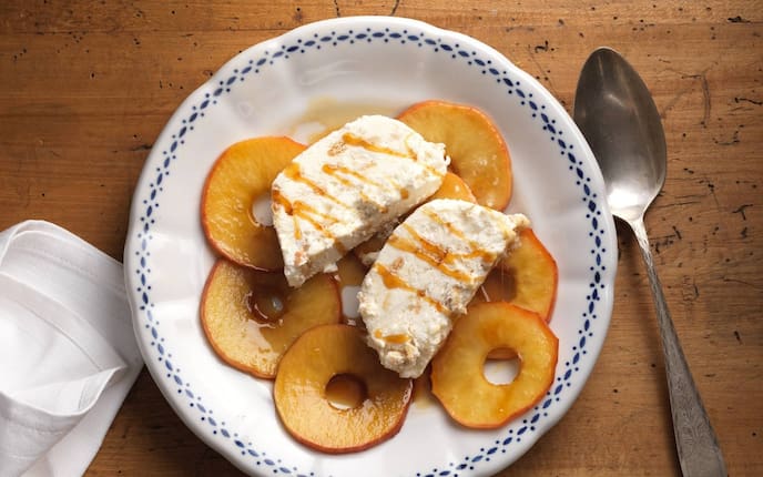 Butterkekshalbgefrorenes, karamellisierte Äpfel, Löffel