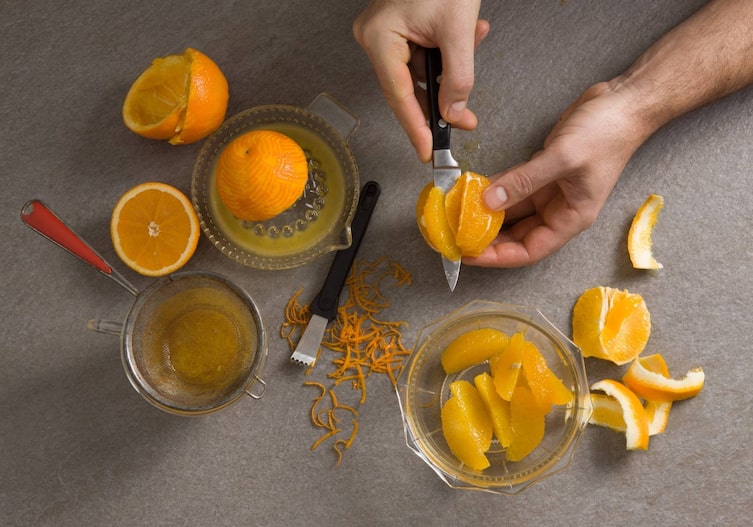 Crêpes Suzette, Orangen, Messer, Sieb, Orangenpresse