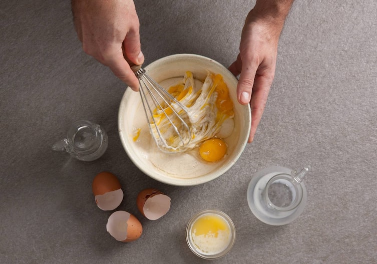 Crêpes Suzette, Teig, Eier, Rührbesen, Mehl, Milch