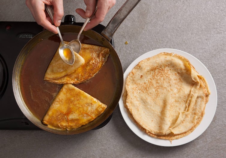 Crêpes Suzette, Orangensauce, Löffel, Teller, Pfanne