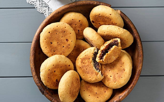 Dörrfrüchtezelten, Dörrfrüchte, Teig, Nachspeise, Holzschüssel, Servus Rezept