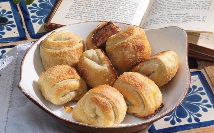 Schüssel, Buch, Krapfeln