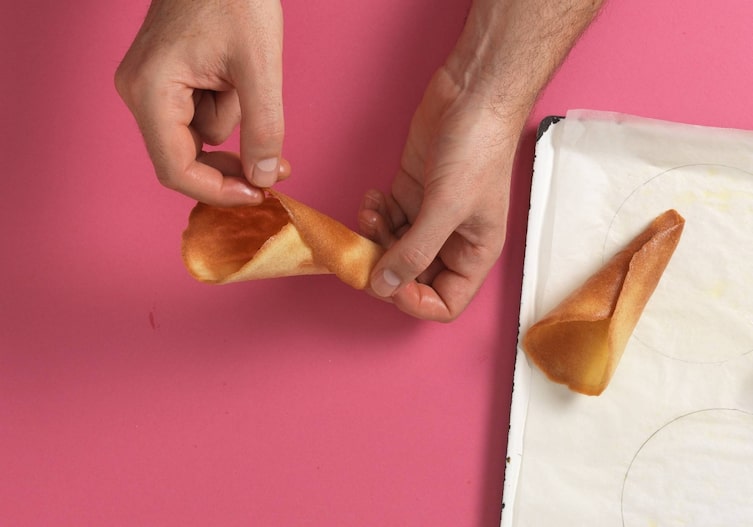 Eisstanitzel, Hände, Backblech, Backpapier