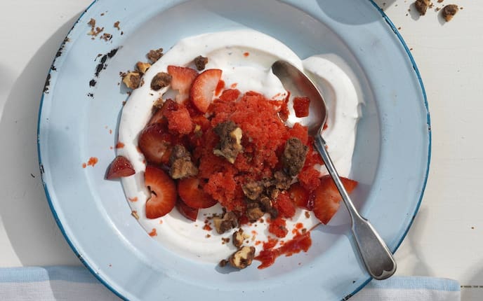 Erdbeeren, Walnuss-Streusel, Vanilleschaum, Löffel, Granité