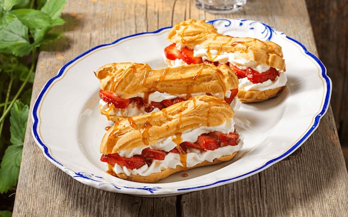 Erdbeermauserl, Eclairs, Oberscreme, Teller, Orangensirup, Glas