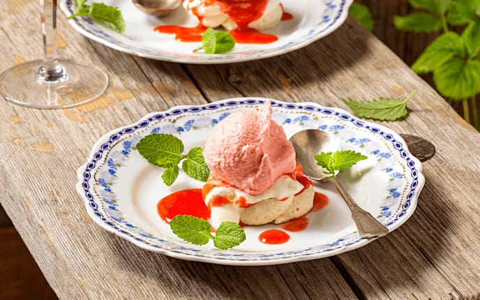Erdbeersorbet auf Baiser, Minze, Melisse, Löffel, Erdbeermark, Teller