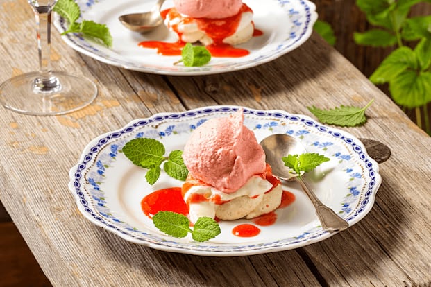 Erdbeersorbet auf Baiser - 3:30 h - Rezept - Servus Erdbeersorbet auf Baiser - 3:30 h - Rezept - Servus