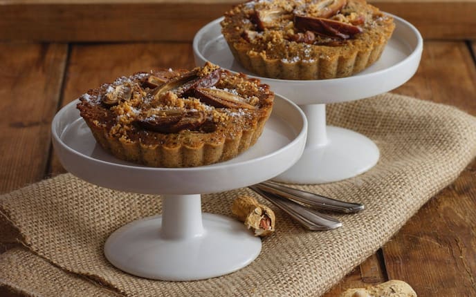 Chia-Küchlein, Tartelette, Datteln, Erdnüsse, Tortenständer, Nachspeise, Kuchen, Servus Rezept