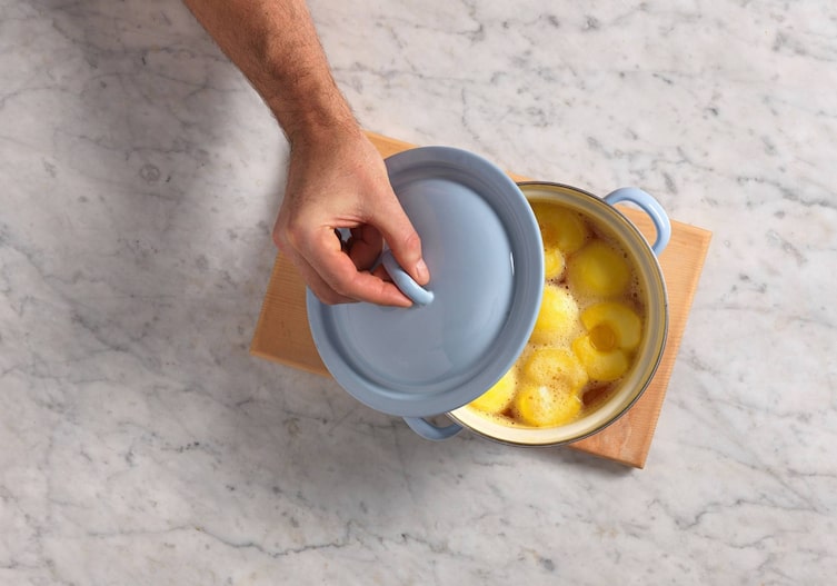 Apfel, Wasser, Topf, Schneidbrett