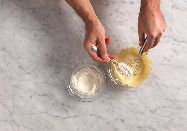 Teig, Schneebesen, Mehl, Zucker, Löffel, Schüssel