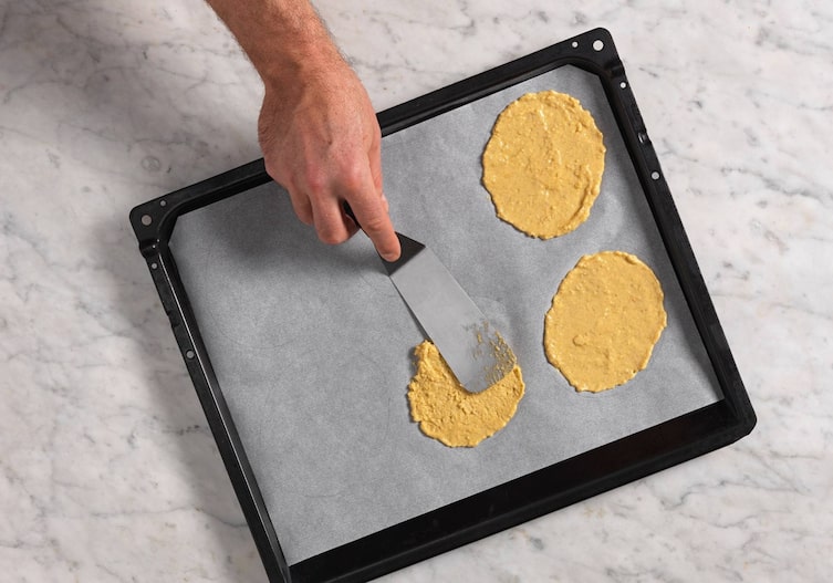 Teig, Backblech, Spatel, Backpapier