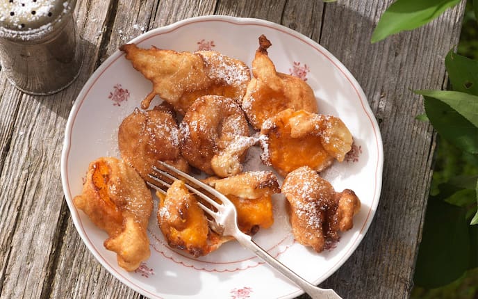 Staubzucker, Teig, Marillen, Teller, Gabel