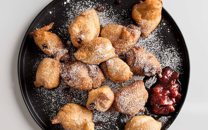 Gebackene Mäuse mit Staubzucker, Röster, Teller, Rosinen