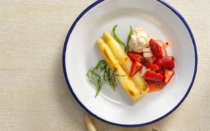 Geflämmter Spargel, Mascarponecreme, Erdbeersalat, Spargelscheiben, Nachspeise, Servus Rezept