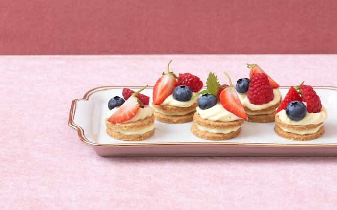 Gefüllte Mürbteigtaler, Creme, Erdbeeren, Heidelbeeren, Himbeeren, Nachspeise, Servus Rezept