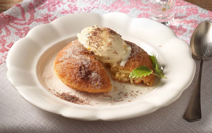 Germspatzen mit Vanilleeis, Melisse, geriebene Schokolade, Teller, Löffel, Tischdecke, Glas, Kristallzucker