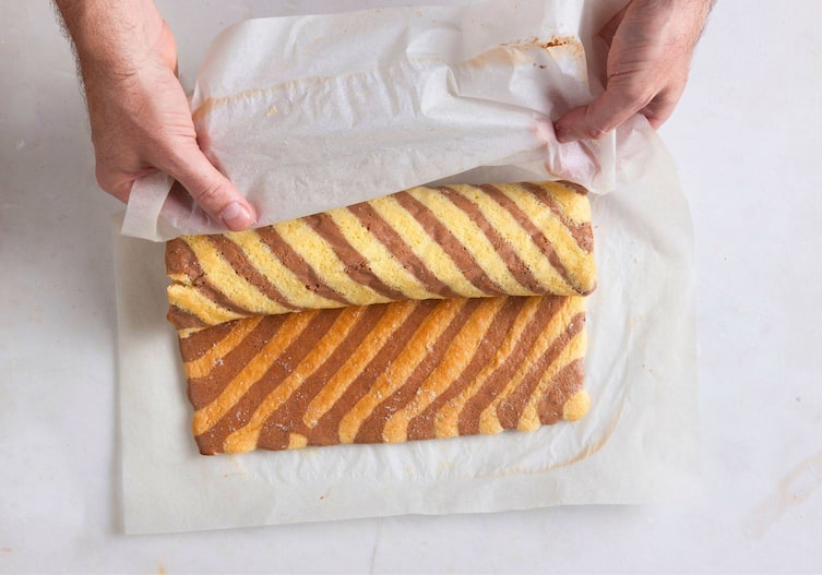 Biskuitroulade einrollen