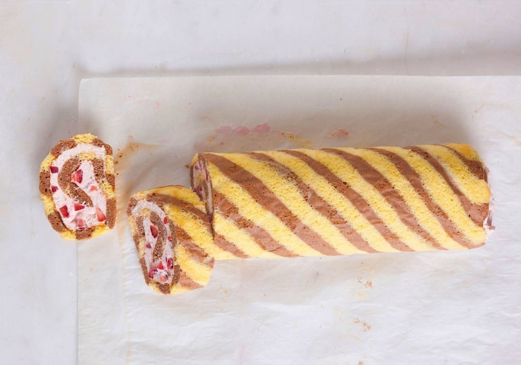 Gestreifte Biskuitroulade mit Erdbeeren