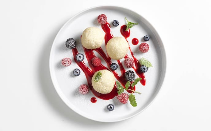 Topfenknödel, Himbeeren, Brombeeren, Heidelbeeren, Minze, Fruchtpüree, Nachspeise, Servus Rezept
