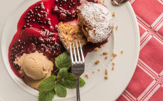 Grammelkücherl, Kuchen, Hollerröster, Eis, Haselnusseis, Minze, Nachspeise, Servus Rezept