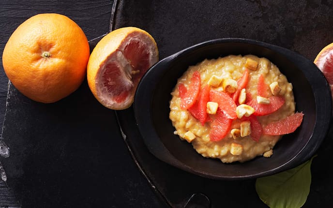 Grapefruit-Milchreis mit gebratenem Brioche, Teller, Risottoreis, Grapefruitfilets
