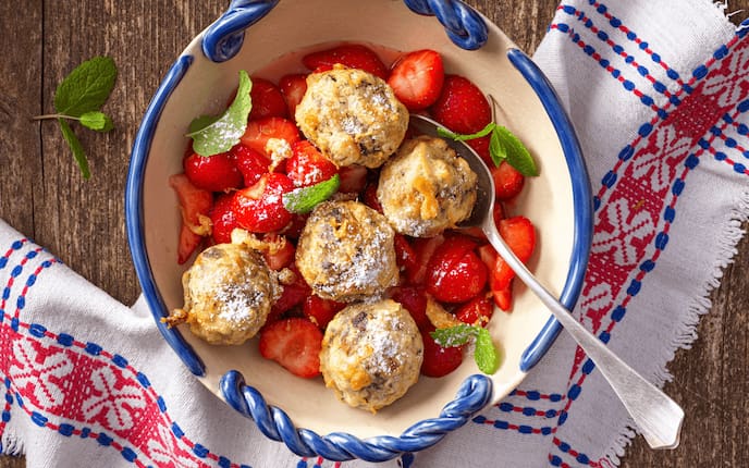 Grunggeln mit Erdbeeren, Südtirol, Minze, Serviette, Nüsse, Dörrobst, Löffel