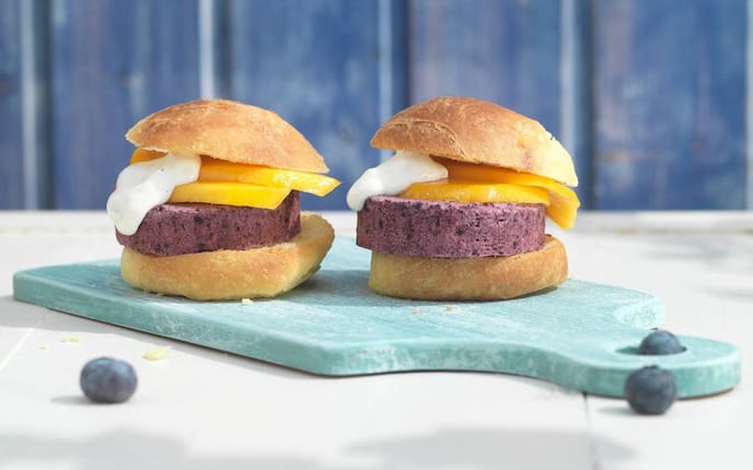 Heidelbeereis, Burger, Mango, Heidelbeeren, Schneidbrett, Weckerl