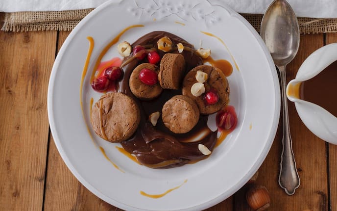Haselnüsse, Schokocreme, Biskuit, Cranberrys, Karamell, Nachspeise, Dessert, Servus Rezept
