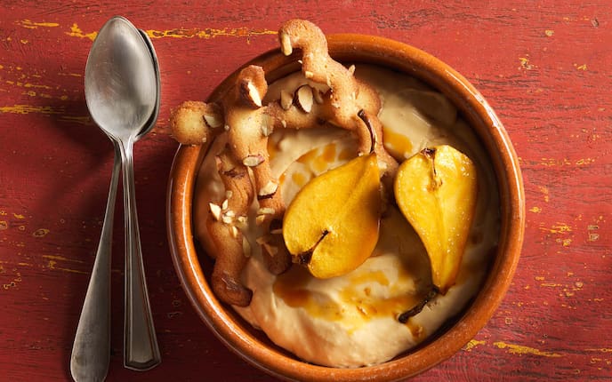 Karamellcreme mit Knusperstangerln und Birnen, Mandeln, Löffeln, Schüsseln, Holztisch