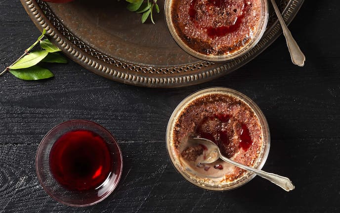 Karamellisierte Granatapfelcreme, Granatapfelsaft, Blätter, Löffel, Tablett