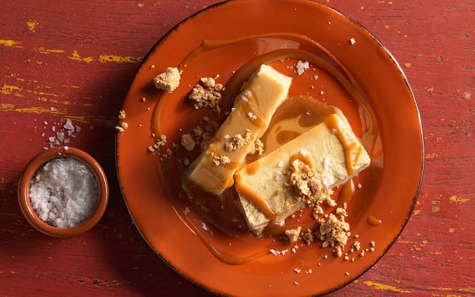 Karamellparfait mit Streusel und Meersalz, Teller, Holztisch, Schüsserl